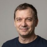 Портрет уверенного клиента Буди, использующего платформу Kompas QQ для игры в DominoQQ Jackpot Progresif