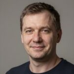 Улыбающийся клиент Kompas QQ, использующий платформу Situs DominoQQ Jackpot Progresif для игры онлайн